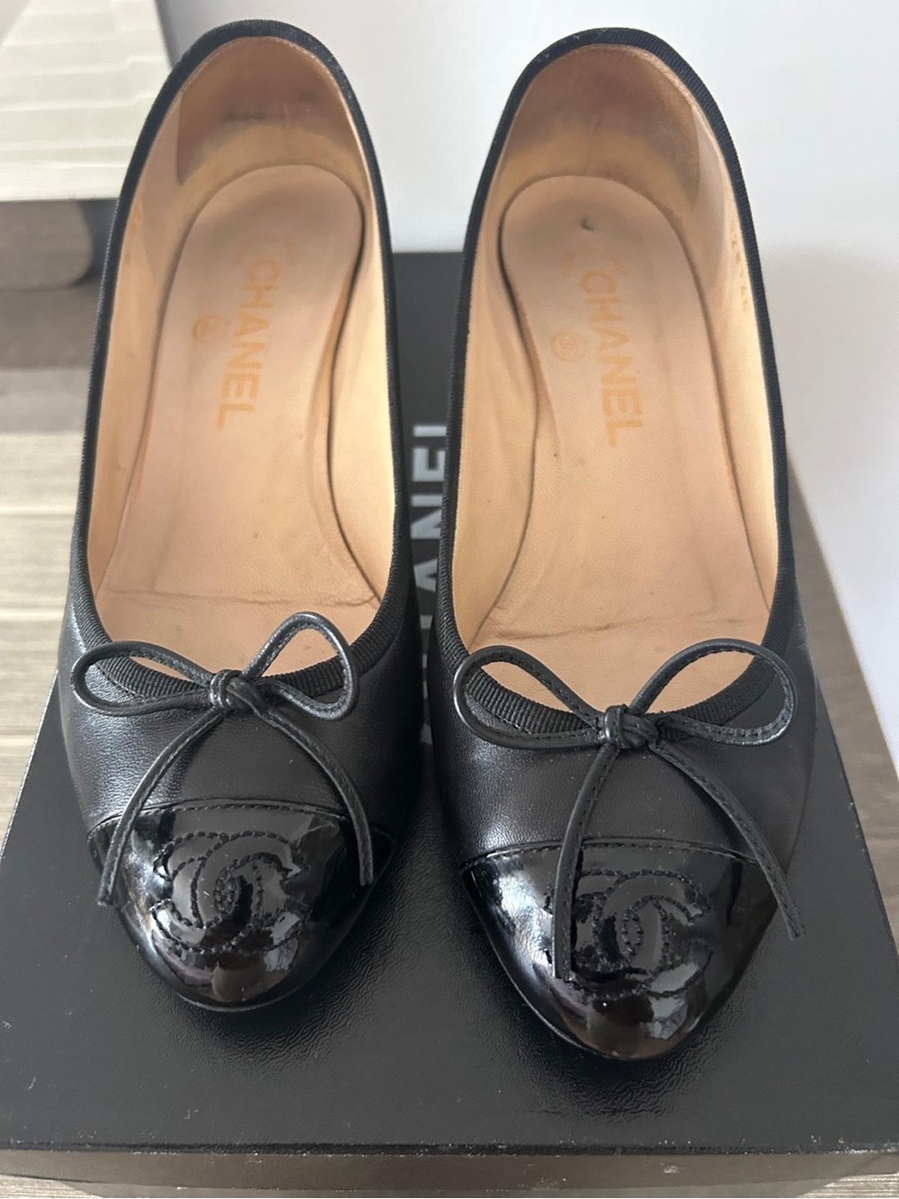 CHANEL Black Leather Ballet Flats with Patent Cap-Toe and Bow - Picture 1 of 4